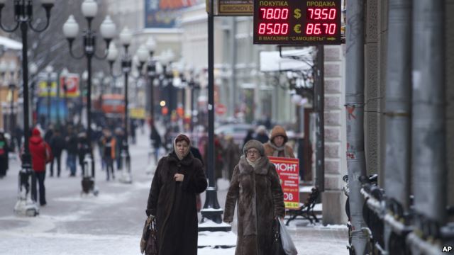 Russian ruble hits a new low as oil prices weaken